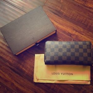 Louis Vuitton demier zippy wallet *Good Condition*